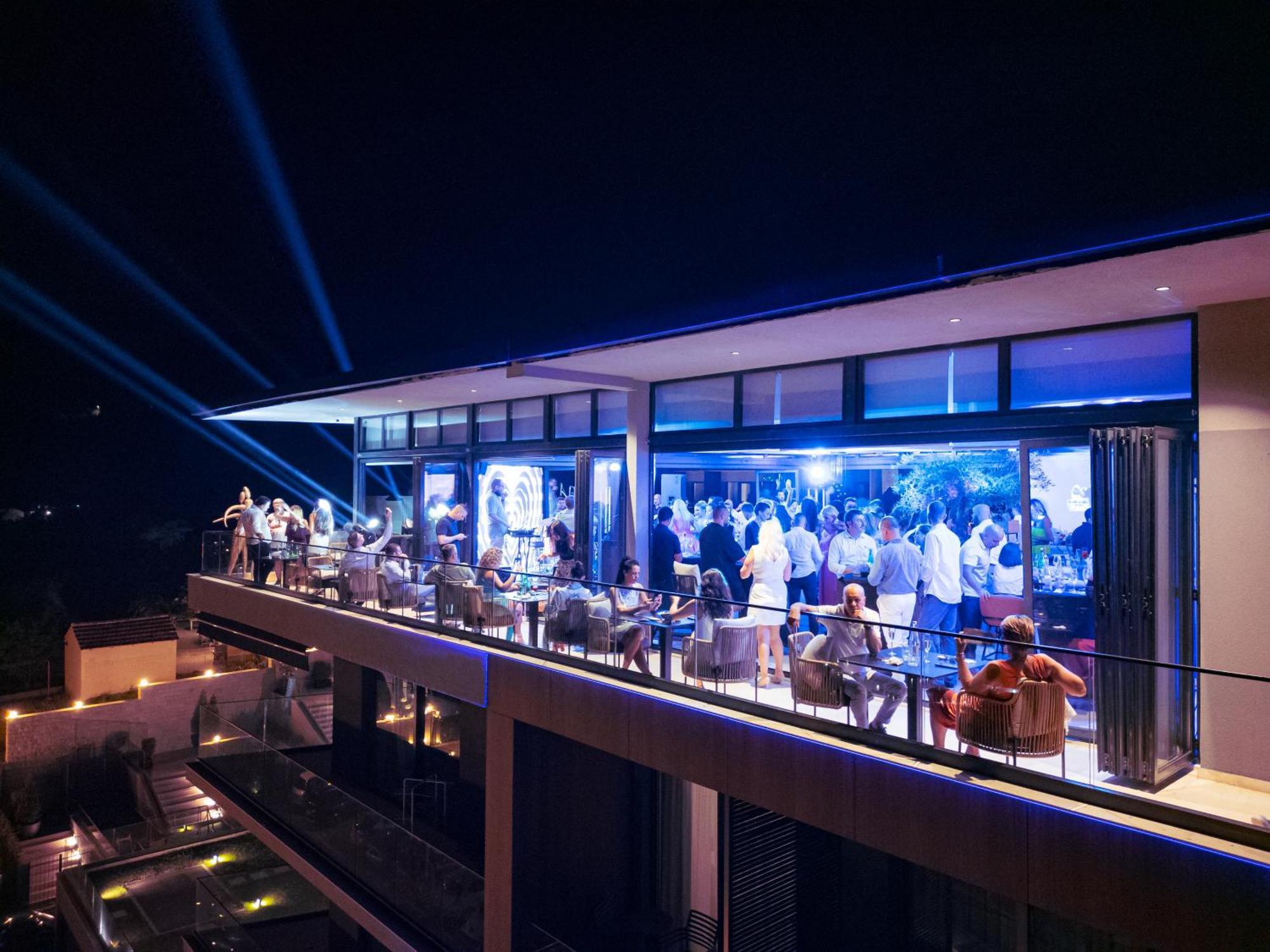 Royal Blue & Residences Kavac