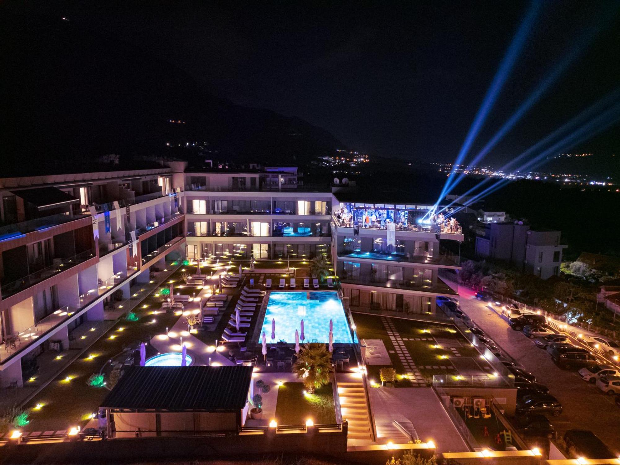 Hotel Royal Blue & Residences *