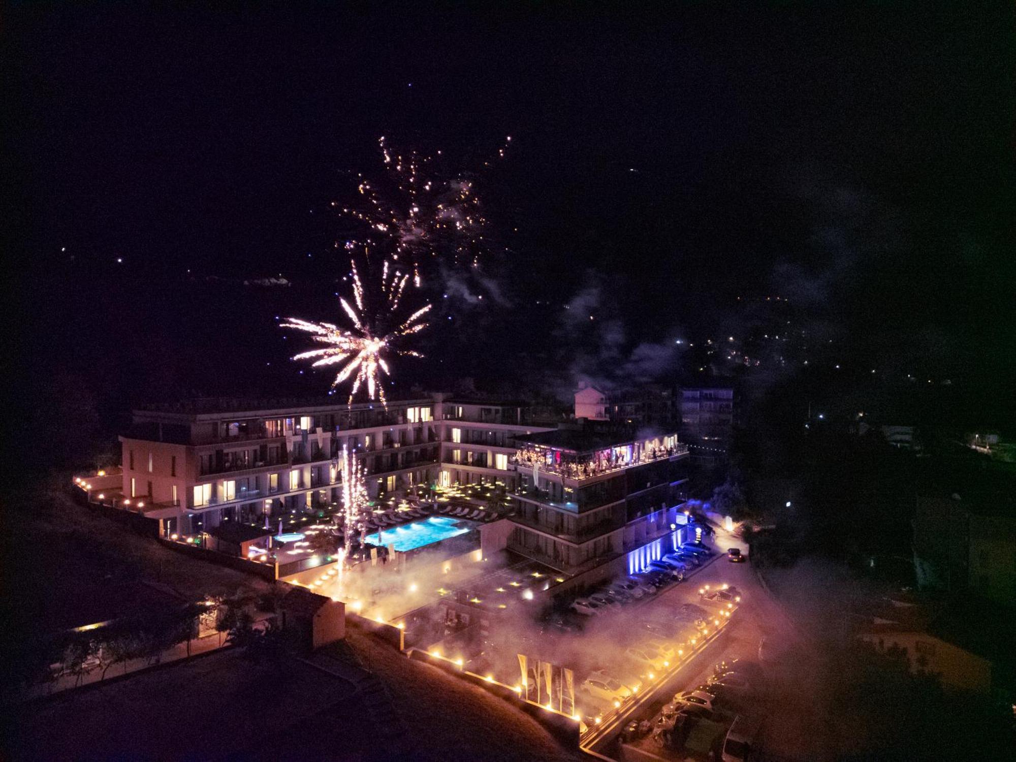 Royal Blue & Residences מלון Kavač