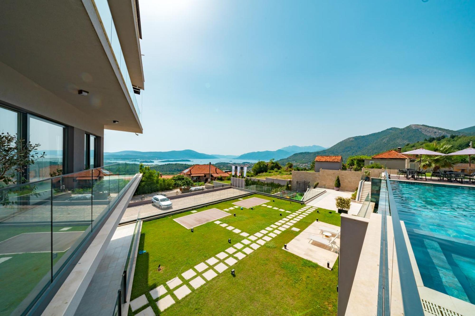 Royal Blue & Residences מלון Kavač