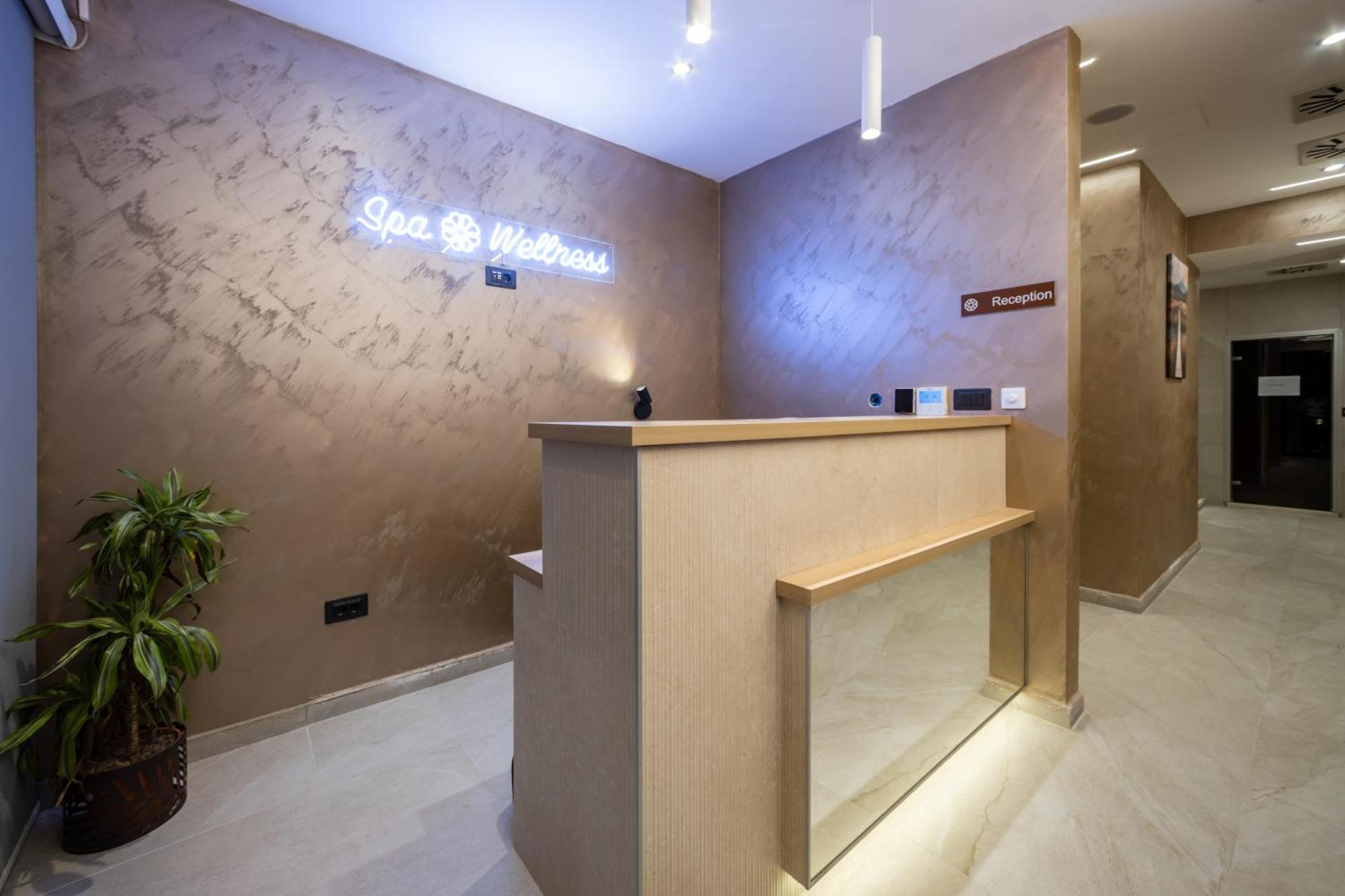 Royal Blue & Residences Hotel *