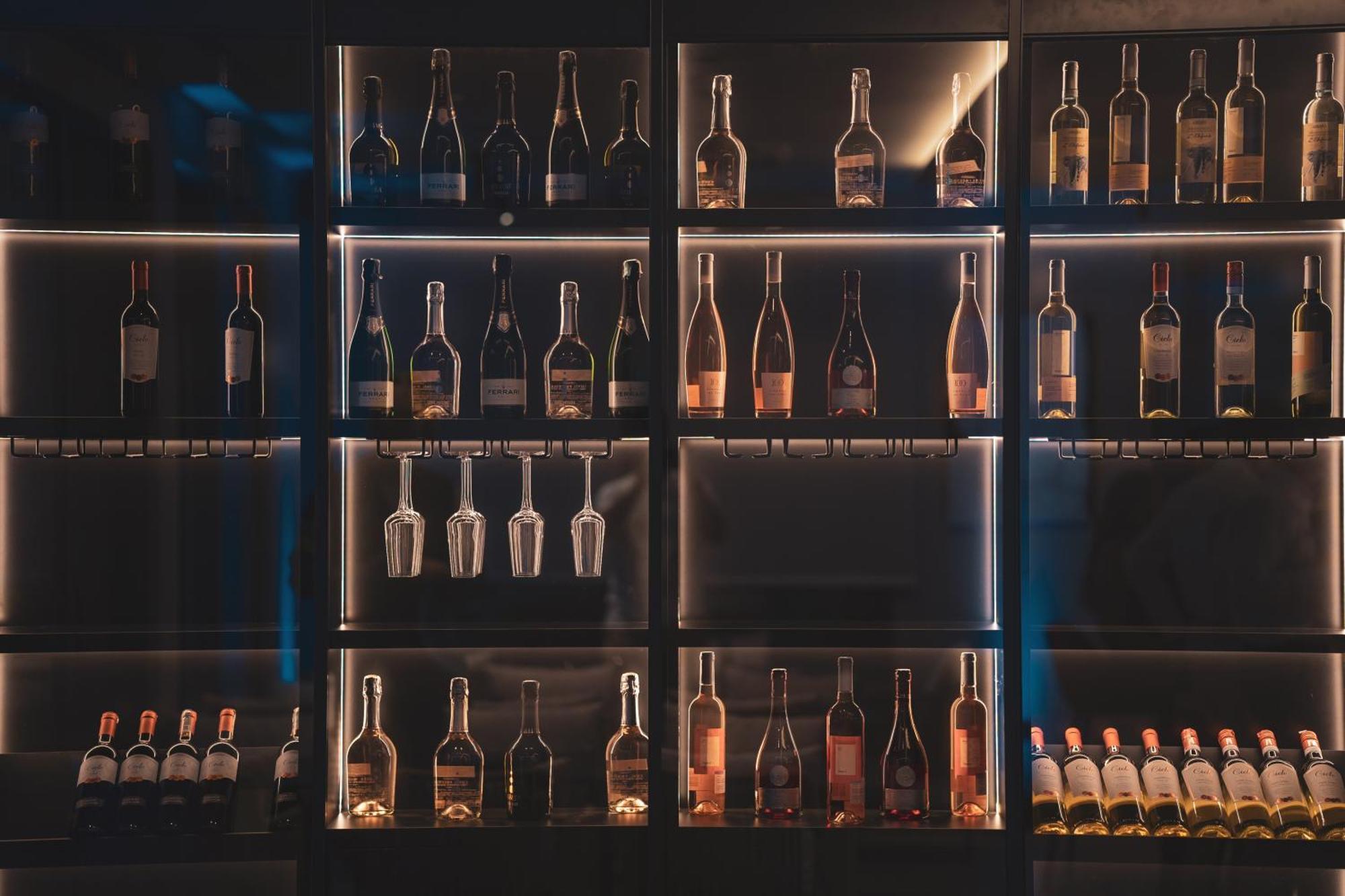 Royal Blue & Residences Hotel Kavac